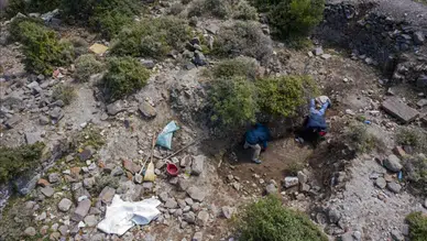 Bahçesinde 40 metre kuyu kazdı : Define aramaktan tutuklandı