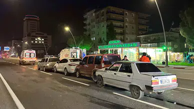 Uşak'ta 4 araçlı zincirleme trafik kazası
