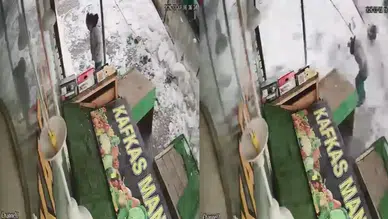 Kars'ta bir vatandaş son anda kar kütlesinin altında kalmaktan kurtuldu