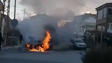 Niğde'de korkutan yangın : Park halindeki otomobil alevlere teslim oldu
