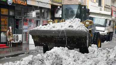 Kars'ta buz ve kar kütleleri ilçe dışına taşınıyor
