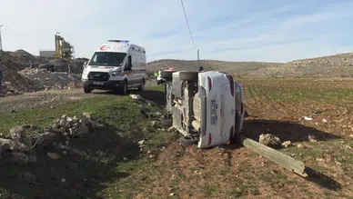 Batman'da otomobil direğe çarptı : 3'ü çocuk 5 yaralı