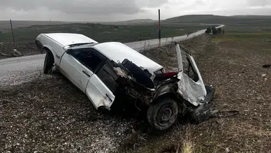Afyonkarahisar’daki kazada otomobil ikiye bölündü, sürücü yaralandı