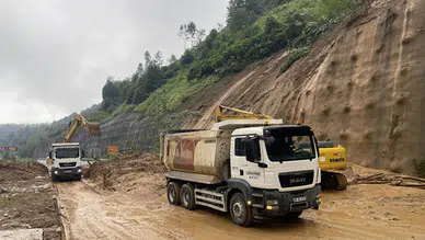 Gümüşhane - Giresun kara yolu heyelan nedeniyle ulaşıma kapandı
