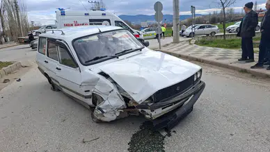 Kütahya'da iki otomobilin çarpışması sonucu 2 kişi yaralandı
