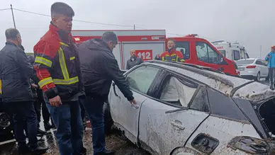 Bingöl'de otomobil şarampole devrildi : 4 kişi yaralandı