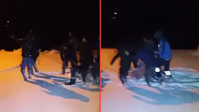 Kars'ta hastalanan yaşlı kadın, leğenle taşınarak ambulansa taşındı