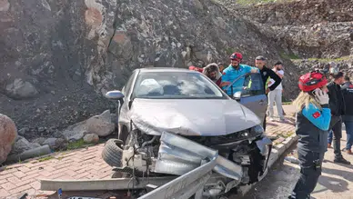 Şanlıurfa'da otomobil bariyerlere çarptı : 3 kişi yaralandı