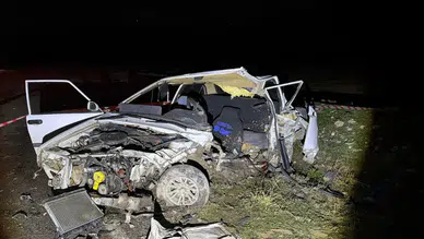 Afyonkarahisar’da feci kaza : Otomobiller kafa kafaya çarpıştı! 1 ölü, 1 ağır yaralı