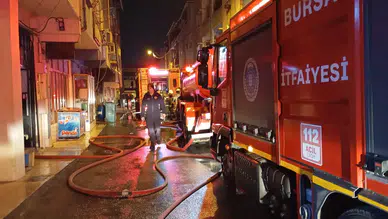 Bursa'da 3 katlı apartmanın çatı katında yangın çıktı