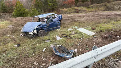 Kütahya Domaniç’te trafik kazası : İki otomobil çarpıştı, araç şarampole devrildi! 2 yaralı