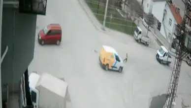 Karaman'da kaza : Savrulan çocuk ayağa kalkıp yoluna ilerledi