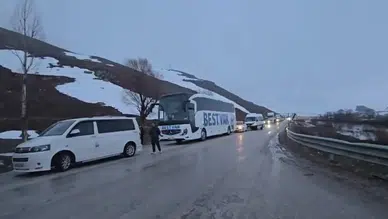 Yüksekova-Van kara yolunda heyelan : Kayalar yolu kapattı, ulaşım durdu