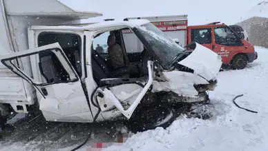 Hakkari'de kaza : 2 kamyonet kafa kafaya çarpıştı
