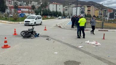 Tokat'ta feci kaza : Motosikletle otomobil çarpıştı, 2 kişi ağır yaralandı