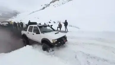 Trabzon-Bayburt kara yoluna çığ düştü, off-road ekipleri yardıma koştu