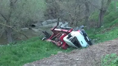 Balıkesir'de iş makinesi şarampole devrildi : 1 ölü, 1 yaralı