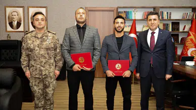 Tunceli'de boğulma tehlikesi geçiren çocuğu kurtaran 2 polise başarı belgesi verildi