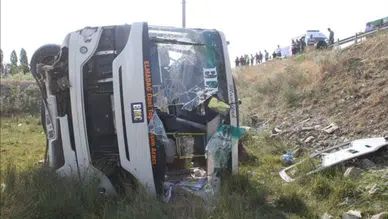 Minibüs dere yatağına uçtu , 16 kişi yaralandı