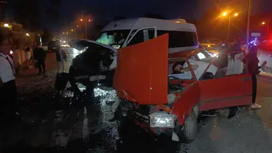 Manavgat'ta kaza : Tur minibüsü ile otomobil çarpıştı