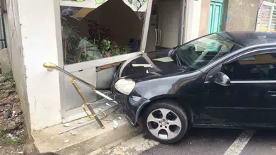 Osmaniye'de kontrolden çıkan otomobil dükkana girdi