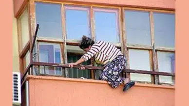 Eskişehir'de temizlik yaparken düşen kadın yaralandı