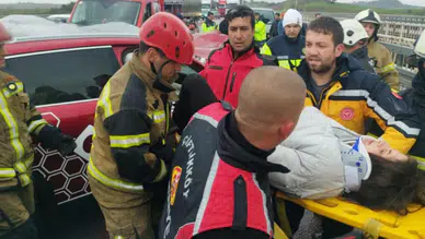 Yalova'da otomobil ile tır çarpıştı : Çok sayıda yaralı var