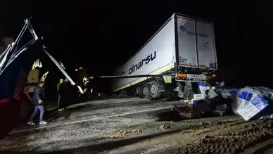 Çorum'da tır devrildi : Ankara - Tokat karayolu ulaşıma kapandı
