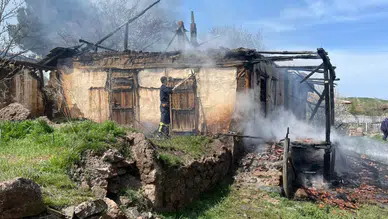 Çorum'da metruk ev yandı : Can kaybı ve yaralanma yaşanmadı