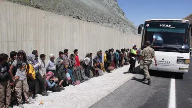 Boş otobüsün bagajından 53 kişi çıktı !