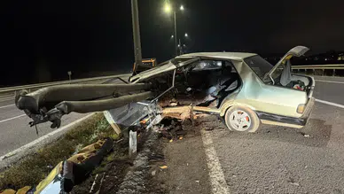 Kütahya'da otomobil bariyerlere saplandı : 22 yaşındaki sürücü öldü