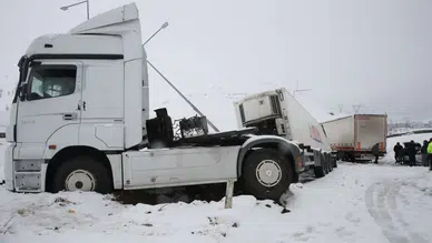 Bitlis'te 4 tır ve 2 otomobil çarpıştı