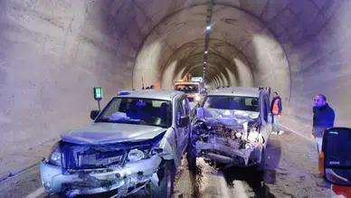 Artvin tünelde korkunç kaza : Şerit ihlali faciaya yol açtı , 7 kişi yaralandı
