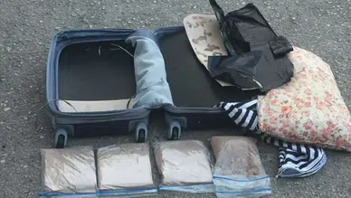 Şanlıurfa'da durdurulan araçta bulunan valizden 8 kilogram uyuşturucu çıktı