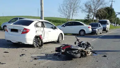 Muratlı’da motosiklet otomobile saplandı : 1 yaralı