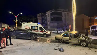 Kütahya Emet'te 2 araç çarpıştı : 2 kişi yaralandı