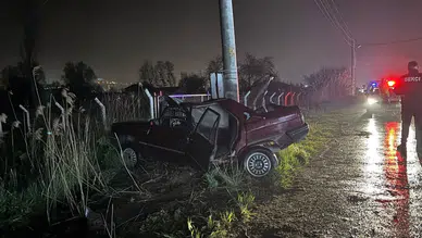 Kütahya'da otomobil beton direğe çarptı