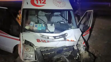 Erzurum'da ambulans, traktöre arkadan çarptı : 4 yaralı