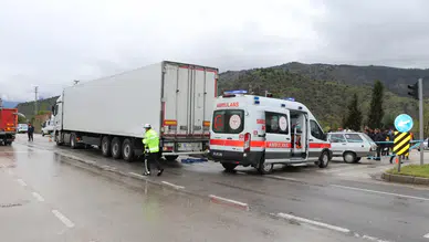 Amasya'da otomobil ve tır çarpıştı : 10 aylık bebek öldü, 4 kişi yaralandı