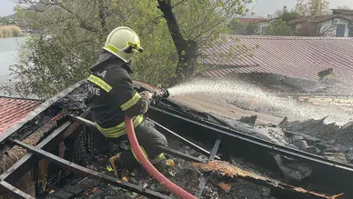 Muğla'da bir işletmenin çatı katında korkutan yangın