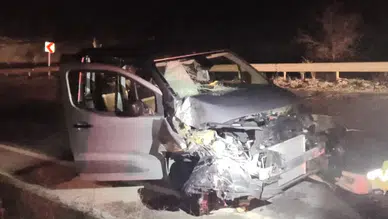 Çorum'da ticari araç, kamyona çarptı : 3 yaralı