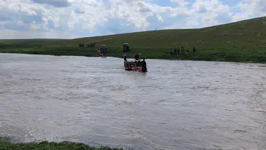 Şanlıurfa’da dere taştı, traktör mahsur kaldı : 3 kişi iş makineleriyle kurtarıldı