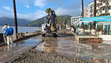 Marmaris’te fırtına ve sağanak hayatı vurdu: Sahiller çöple kaplandı