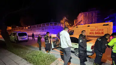 Tosya’da kendilerini uyaran kişiyi darp eden şüpheliler otomobili bırakıp kaçtı