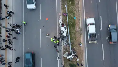 Mersin'de direğe çarpan otomobil ikiye bölündü : 4 yaralı