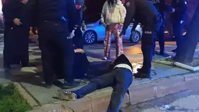 Aksaray’da sokak ortasında 'yan bakma' kavgası : 2 kardeş ve anneleri yaralandı