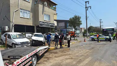 Kocaeli'de kamyonet ve otomobil çarpıştı : 2 kişi yaralandı
