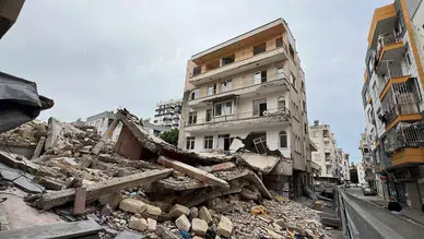 Mersin'de müteahhit mağduriyeti : Kontrollü bina yıkımında yan evi de yıktılar