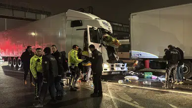Kütahya'da tır, kırmızı ışıkta bekleyen araca çarptı : Sürücü ağır yaralandı