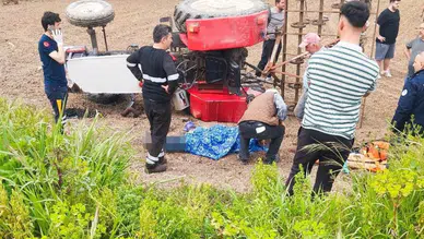 Sakarya’da devrilen traktörün altında kalan 59 yaşındaki kişi hayatını kaybetti